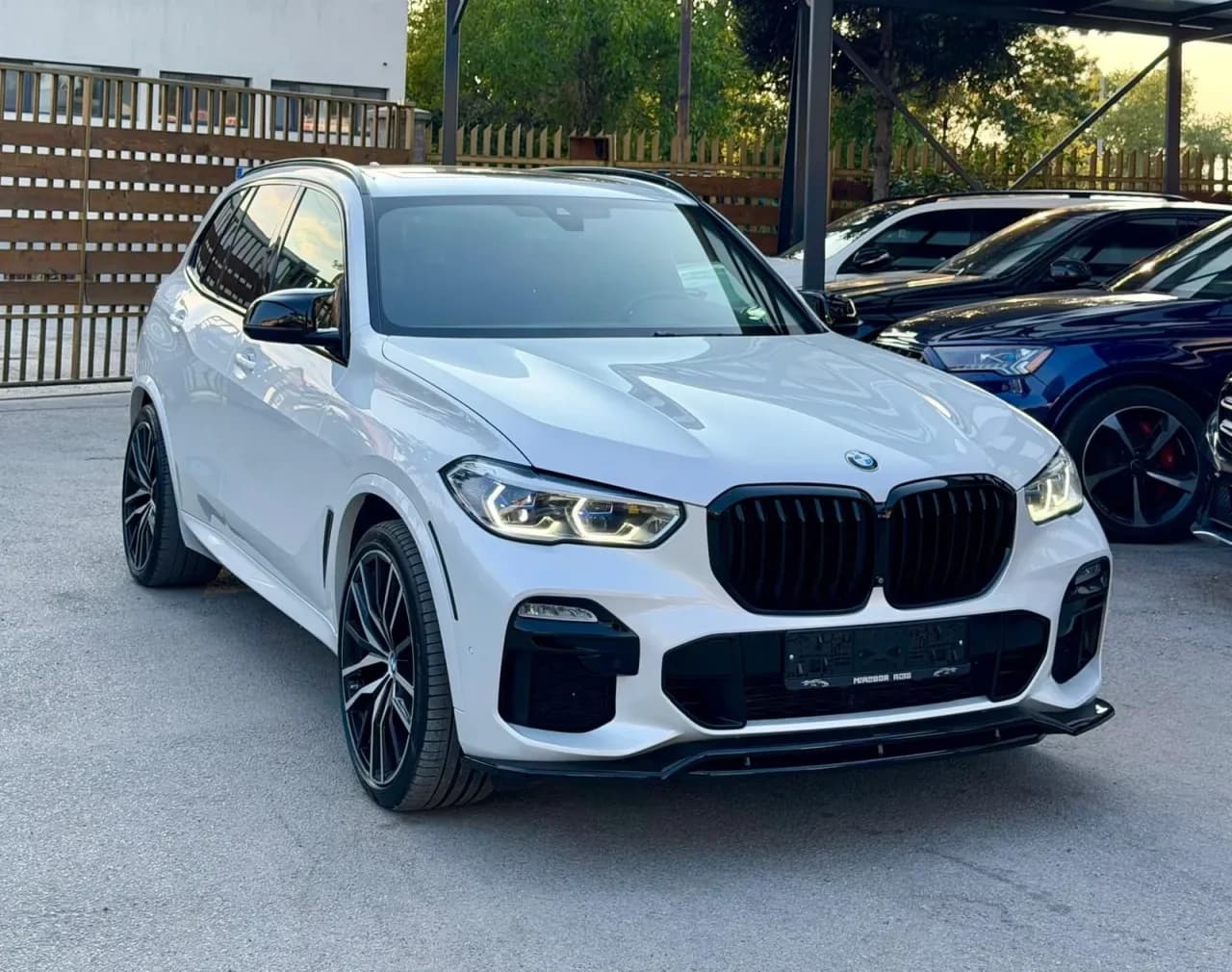 Бял перлен BMW X5 G05 xDrive40i с M Sport пакет и 22-цолови джанти, изглед отпред-странично