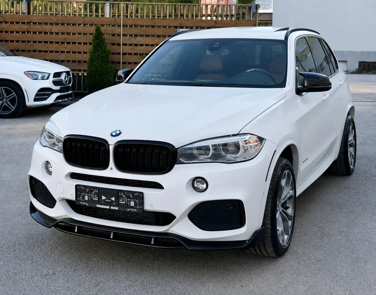 BMW X5 F15 xDrive35i в бял цвят, изглед отпред с черна решетка и преден спойлер