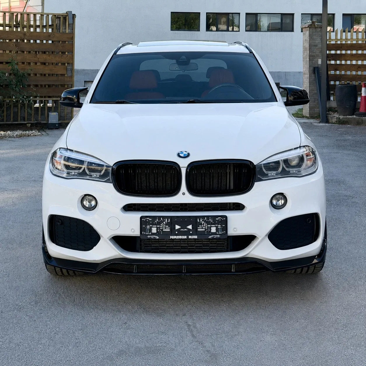 BMW X5 F15 фронтално, M Sport броня и черен гланцов спойлер