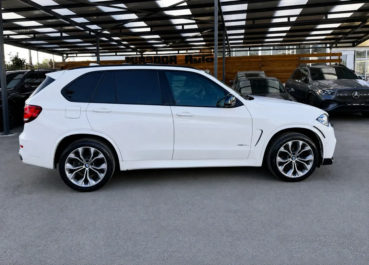 BMW X5 F15 в профил с оригинални M джанти