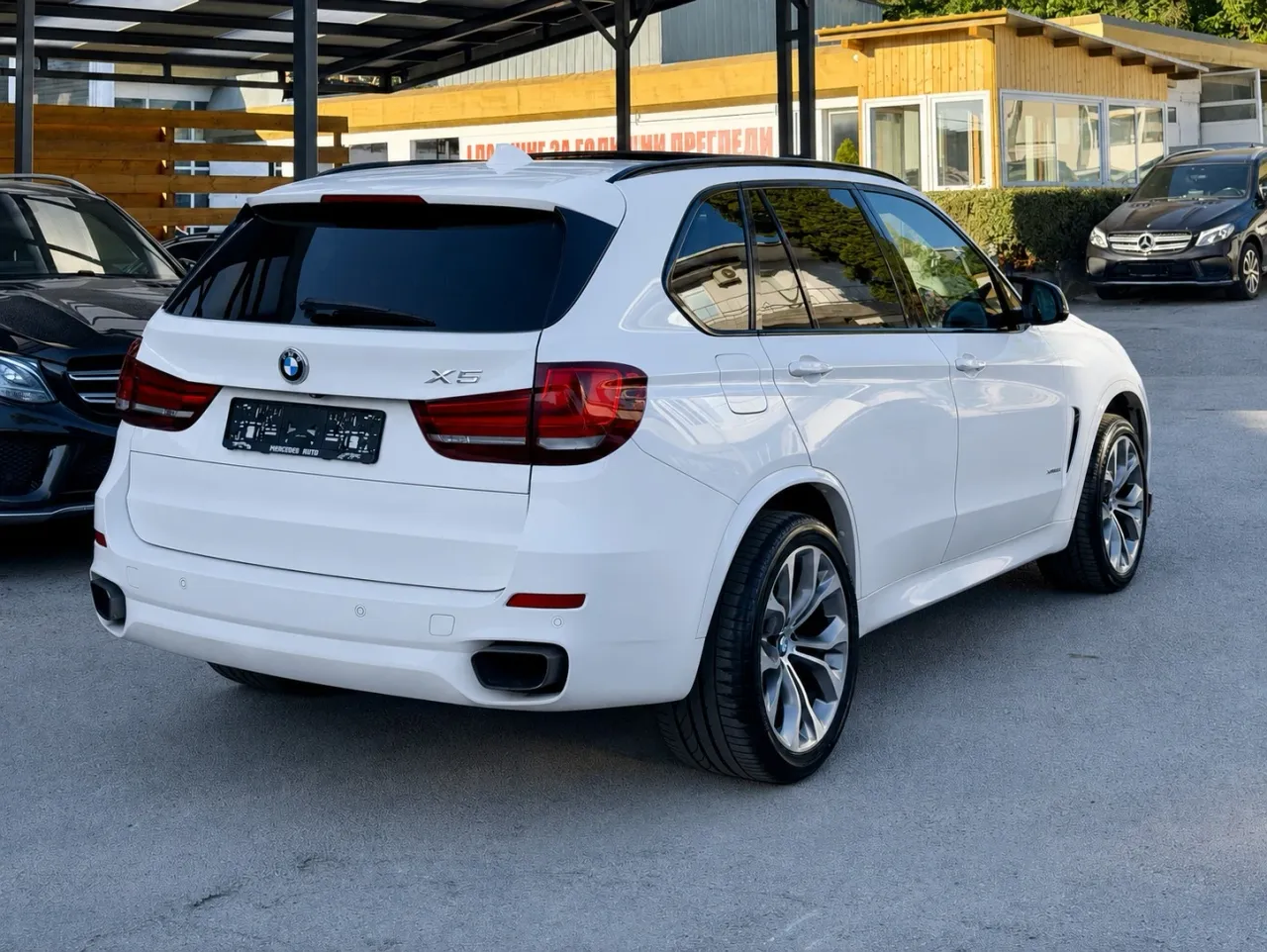 BMW X5 F15 отзад-странично, задни светлини и M Sport задна броня