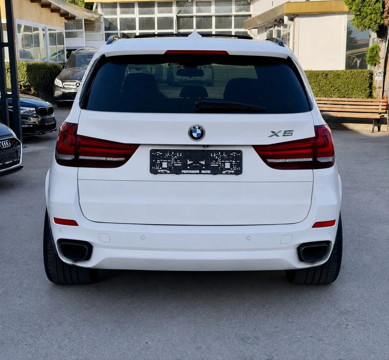 BMW X5 F15 изглед отзад, двоен ауспух и сензори за паркиране