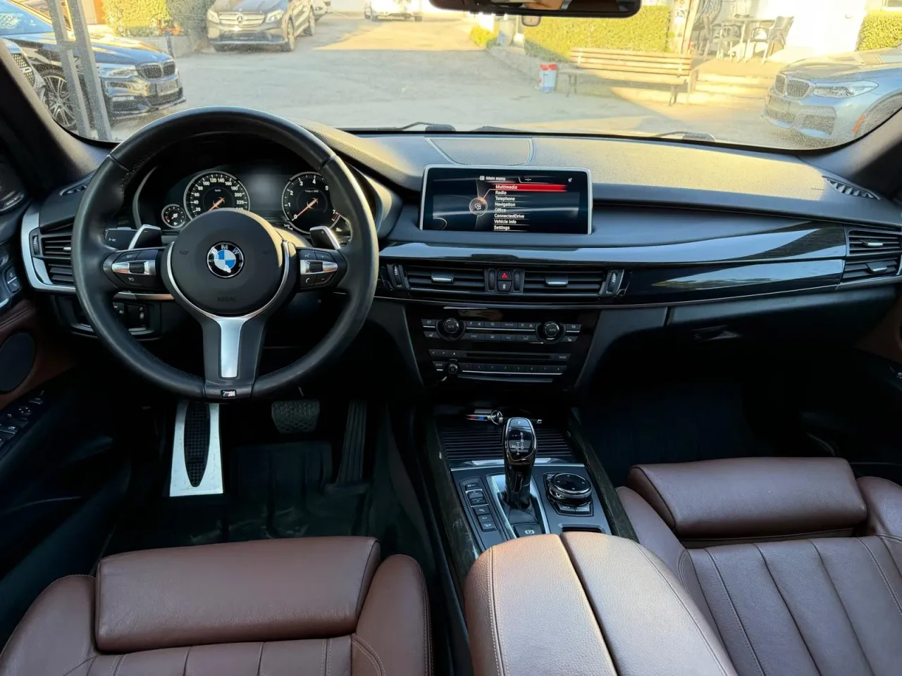 Табло на BMW X5 F15 с M волан, пера за превключване и iDrive