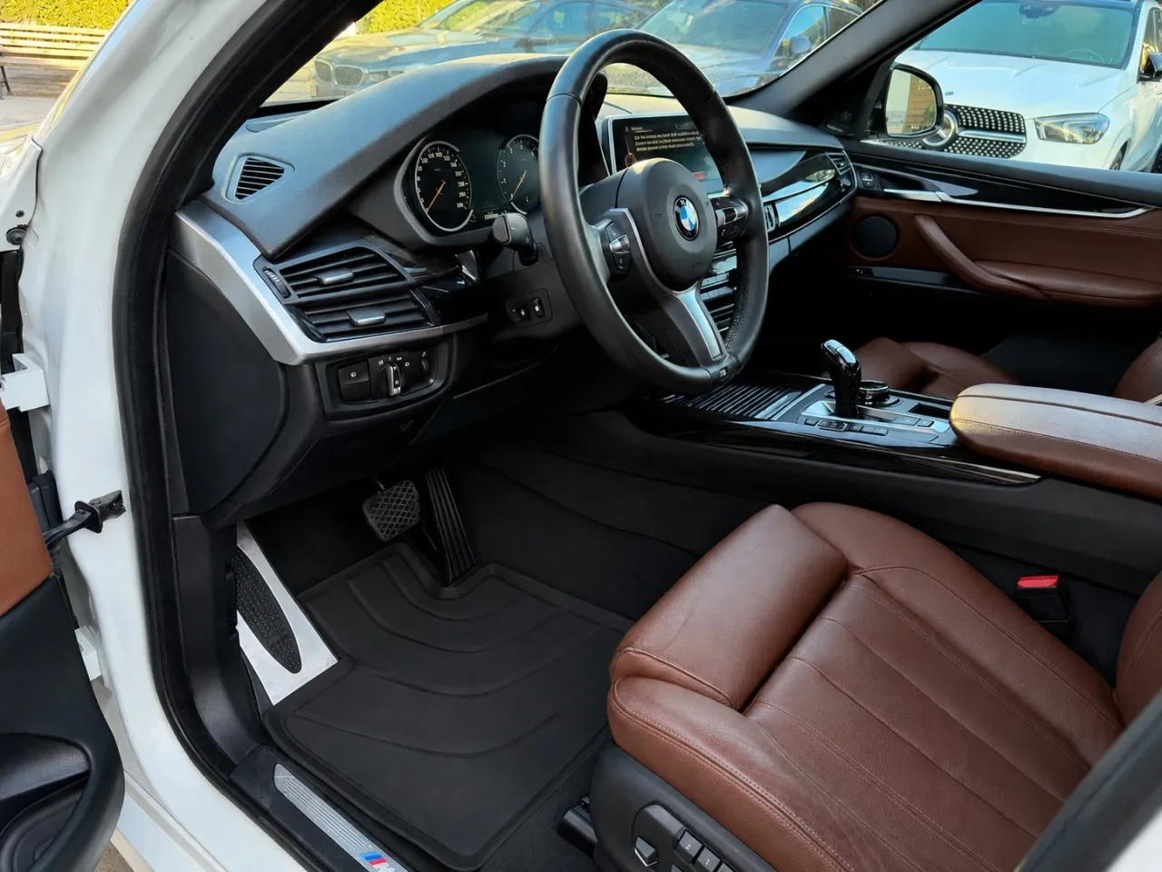 Шофьорско място на BMW X5 F15 с кафява кожа и M праг