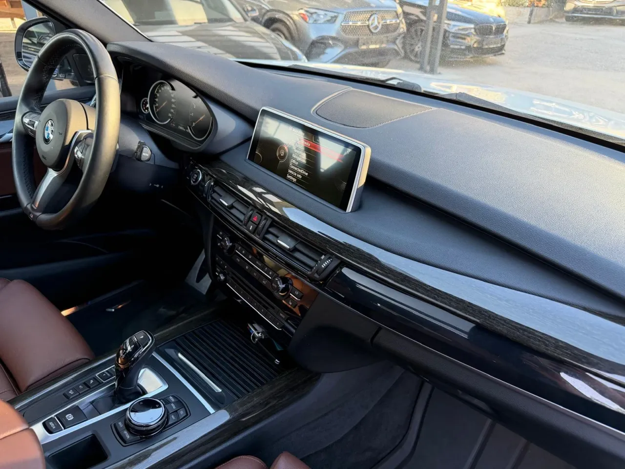 Централна конзола и екран на навигацията в BMW X5 F15