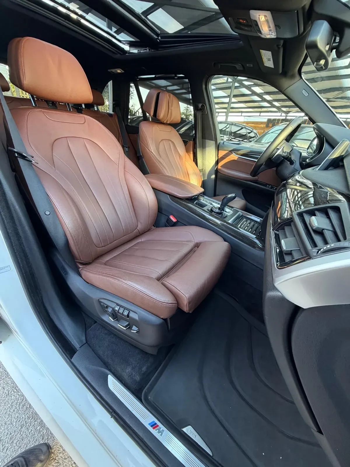 Предна седалка от кафява кожа и панорамен покрив в BMW X5 F15