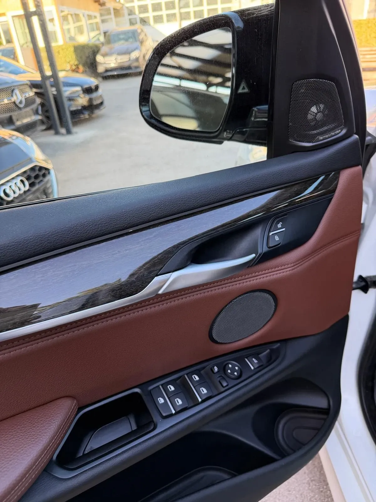 Кора на шофьорската врата на BMW X5 F15 с говорител Harman Kardon