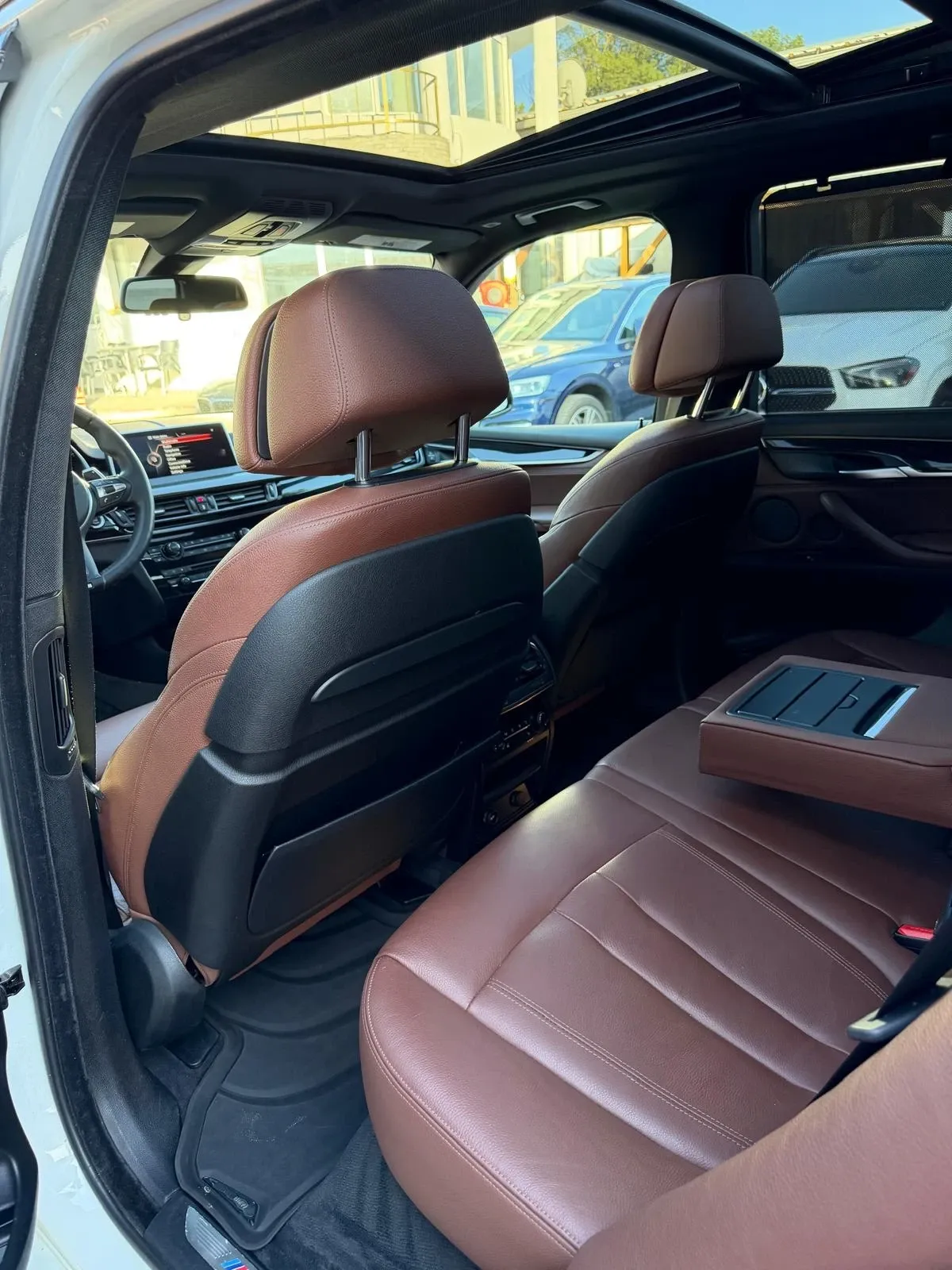 Задна седалка и панорамен покрив на BMW X5 F15