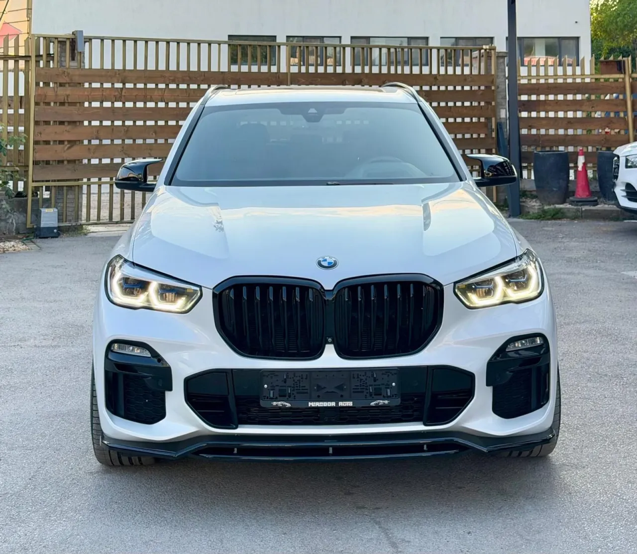 BMW X5 G05 фронтално, включени лазерни фарове и M Sport броня