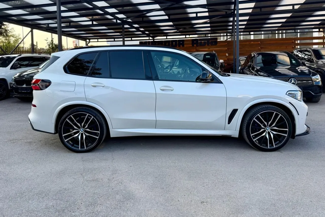 BMW X5 G05 xDrive40i в профил с 22-цолови двуцветни джанти