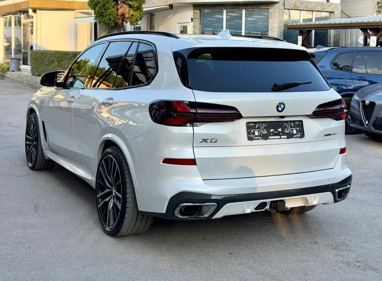 BMW X5 G05 отзад-странично, задни светлини в стил LCI и теглич