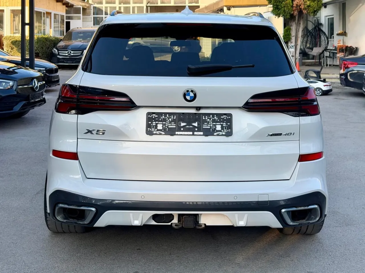 BMW X5 G05 xDrive40i изглед отзад, двоен ауспух и теглич