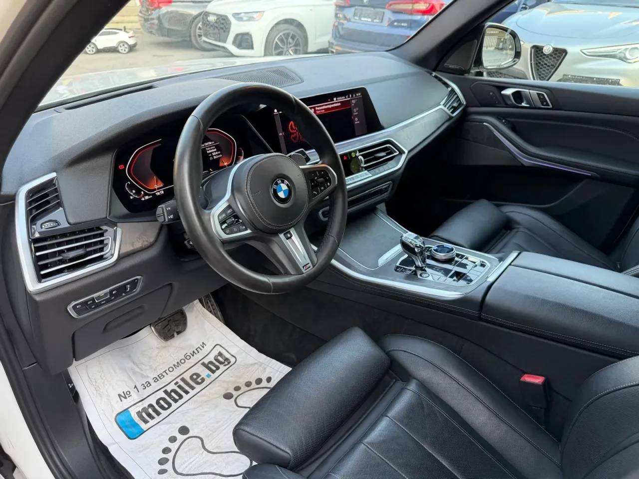 Шофьорско място на BMW X5 G05 с M волан и дигитално табло