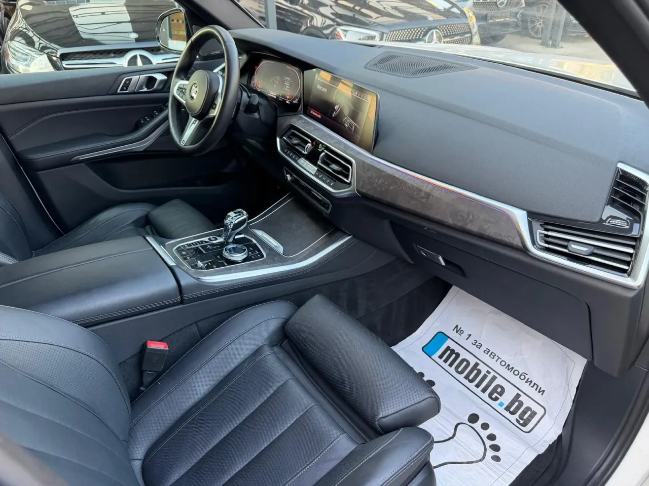 Табло и централна конзола на BMW X5 G05 с кристален селектор на скоростите