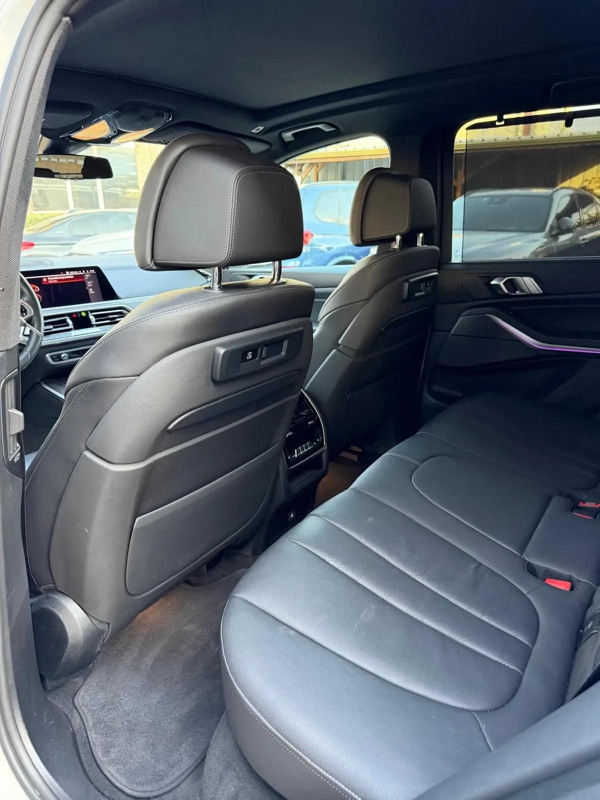Задни седалки от черна кожа в BMW X5 G05, изглед от лявата врата