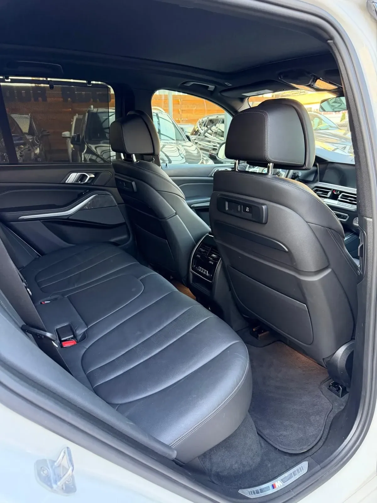 Задни седалки и сенници на прозорците в BMW X5 G05